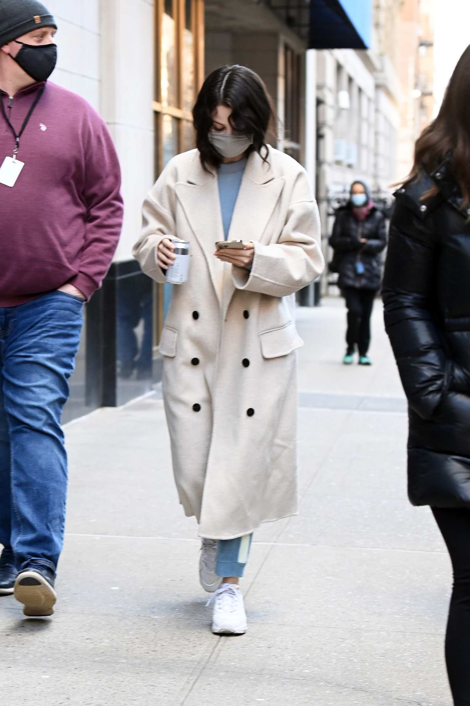 Selena_Gomez_-_heads_to_the_set_of_Only_Murders_in_The_Building_in_New_York_City2C_01172021_06.jpg