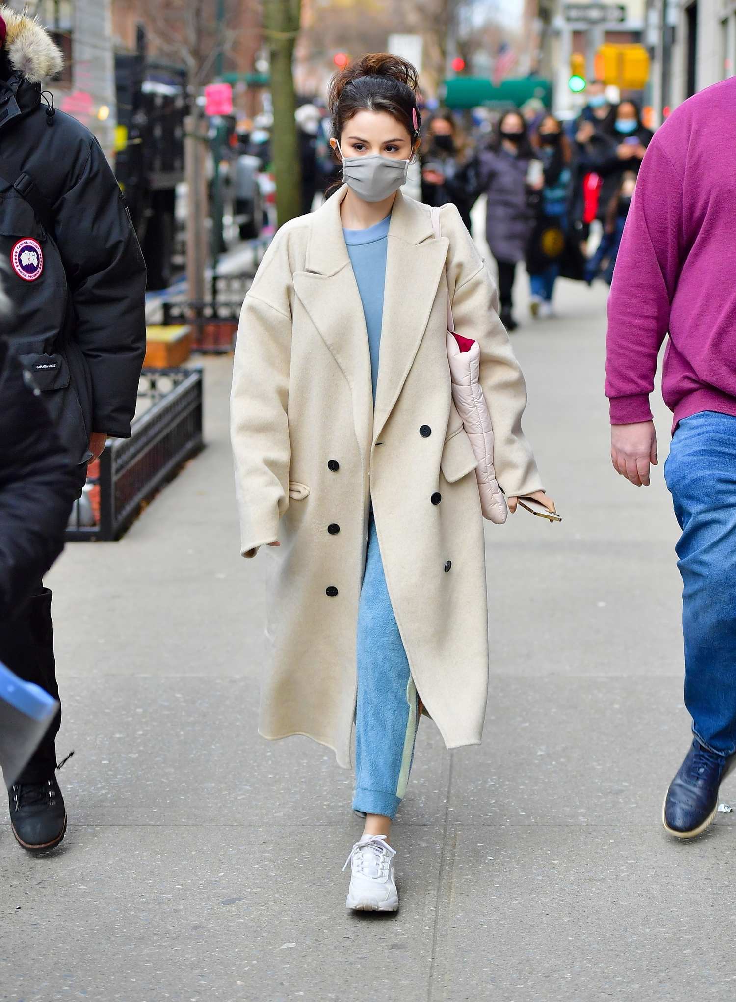 Selena_Gomez_-_heads_to_the_set_of_Only_Murders_in_The_Building_in_New_York_City2C_01172021_07.jpg