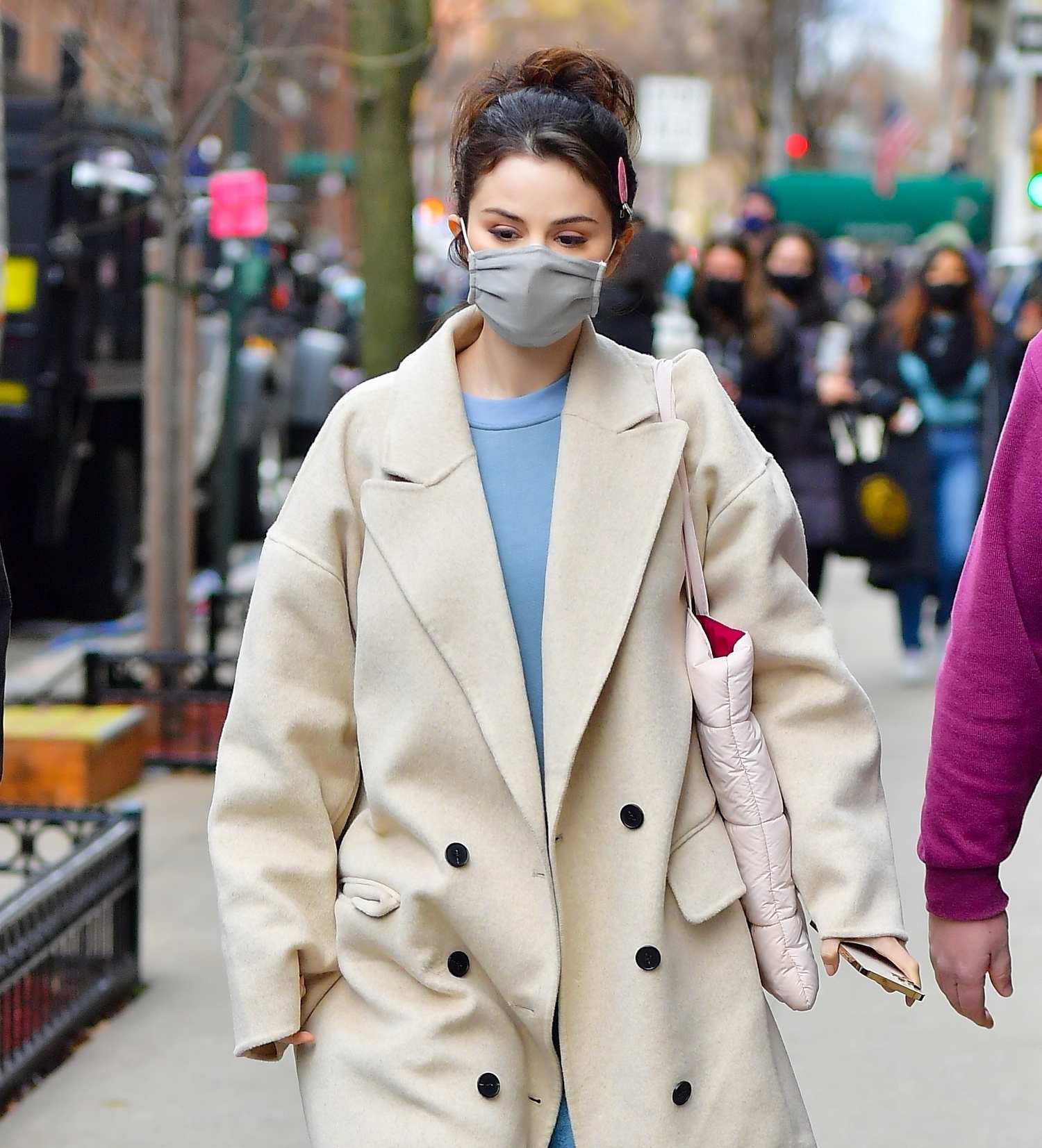 Selena_Gomez_-_heads_to_the_set_of_Only_Murders_in_The_Building_in_New_York_City2C_01172021_09.jpg