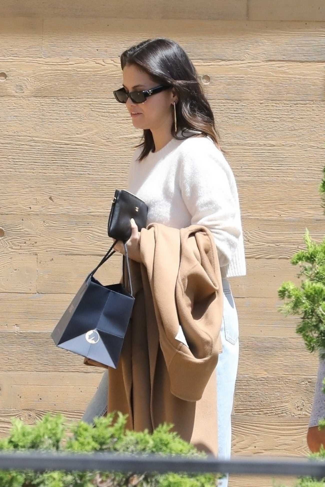 Selena_Gomez_-_hits_up_Nobu_for_lunch_in_Malibu2C_California__0821202206.jpg