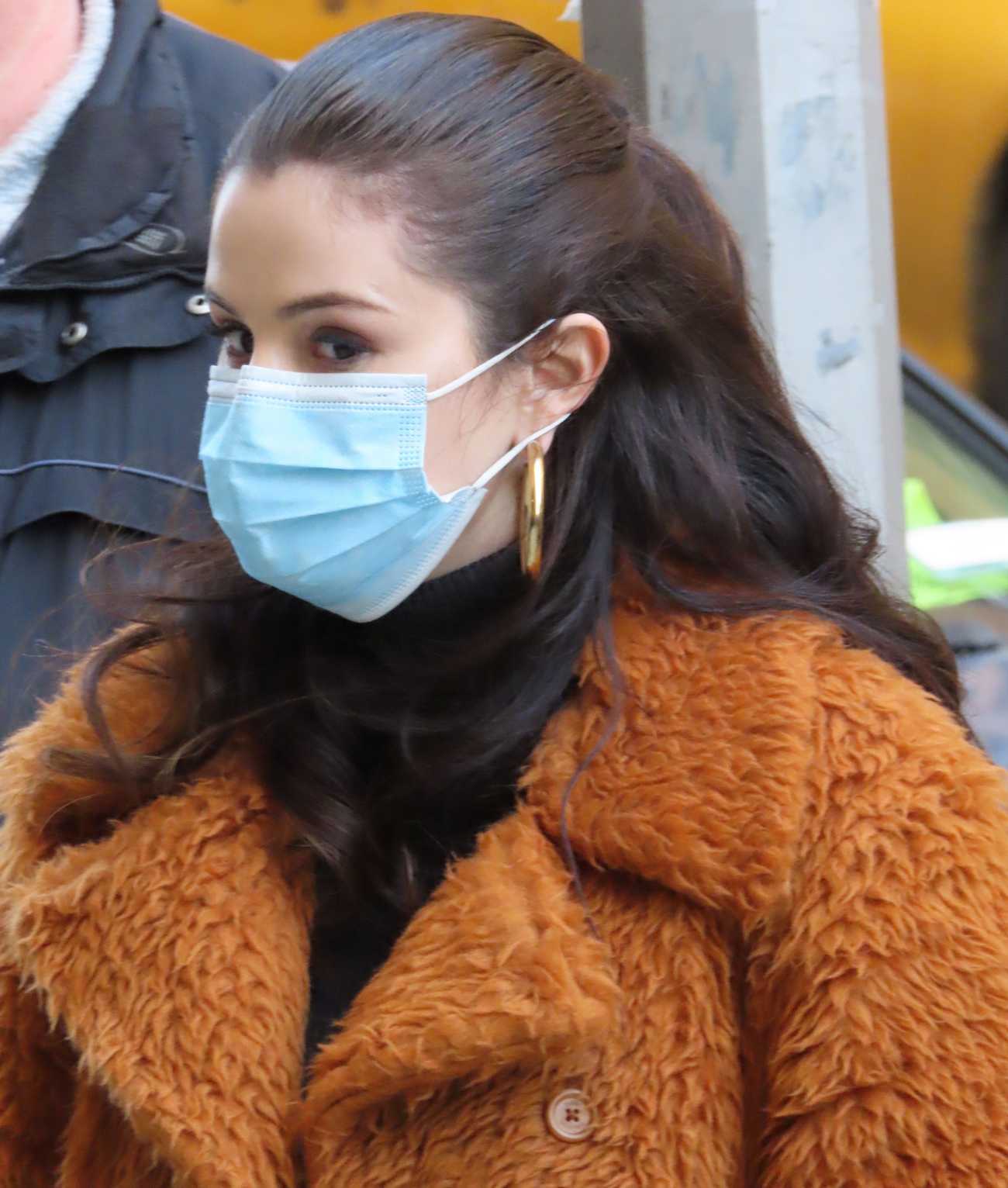Selena_Gomez_-_is_all_smiles_on_the_set_of_Only_Murders_In_The_Building_filming_in_Manhattan2C_New_York__02242021_06.jpg