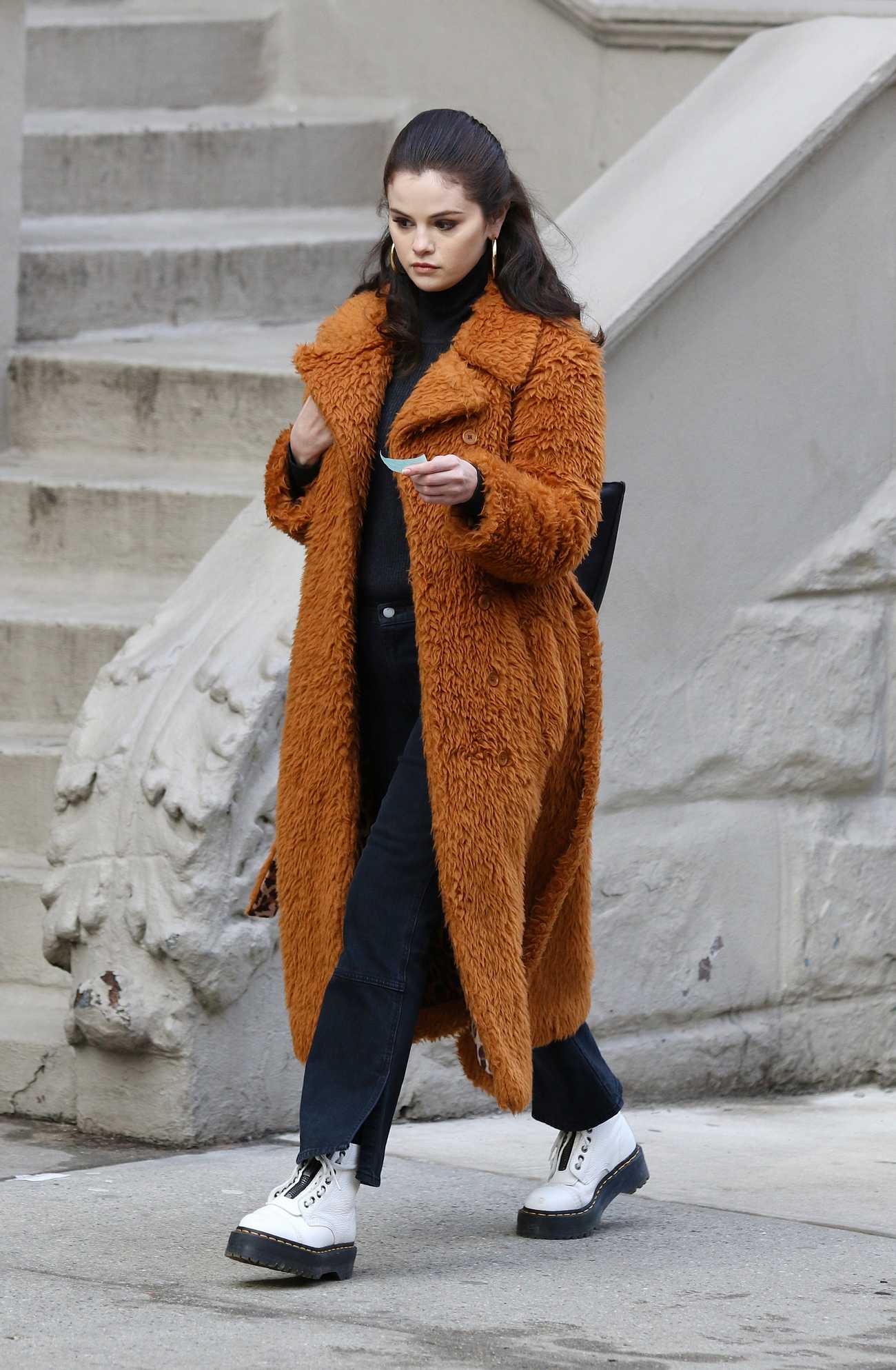 Selena_Gomez_-_is_all_smiles_on_the_set_of_Only_Murders_In_The_Building_filming_in_Manhattan2C_New_York__02242021_07.jpg