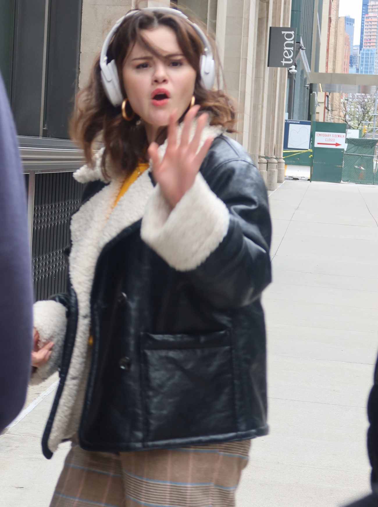 Selena_Gomez_-_is_seen_filming__Only_Murders_in_the_Building__in_Tribeca_on_April_122C_2024_in_New_York_City_01.jpg