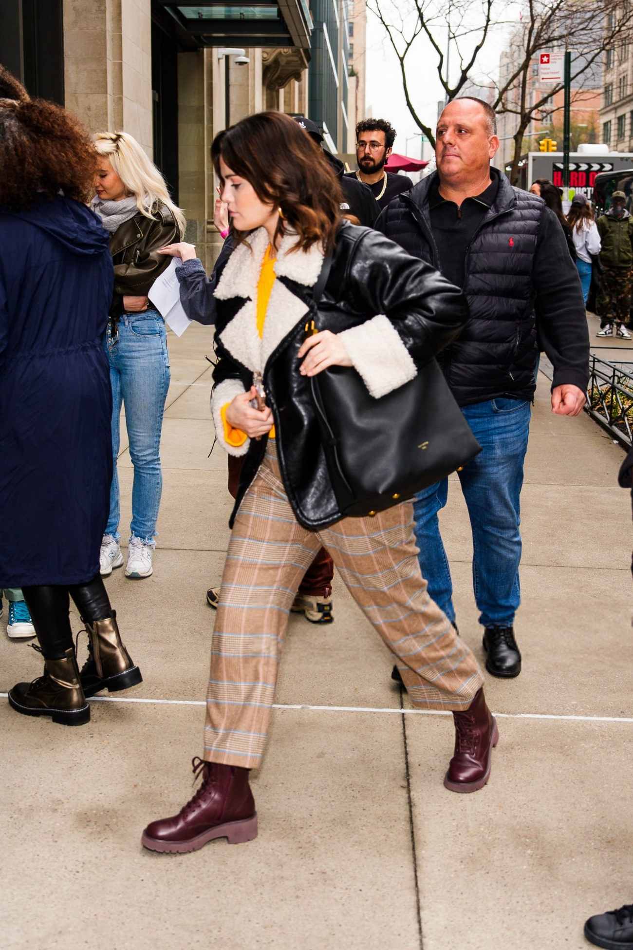 Selena_Gomez_-_is_seen_filming__Only_Murders_in_the_Building__in_Tribeca_on_April_122C_2024_in_New_York_City_03.jpg