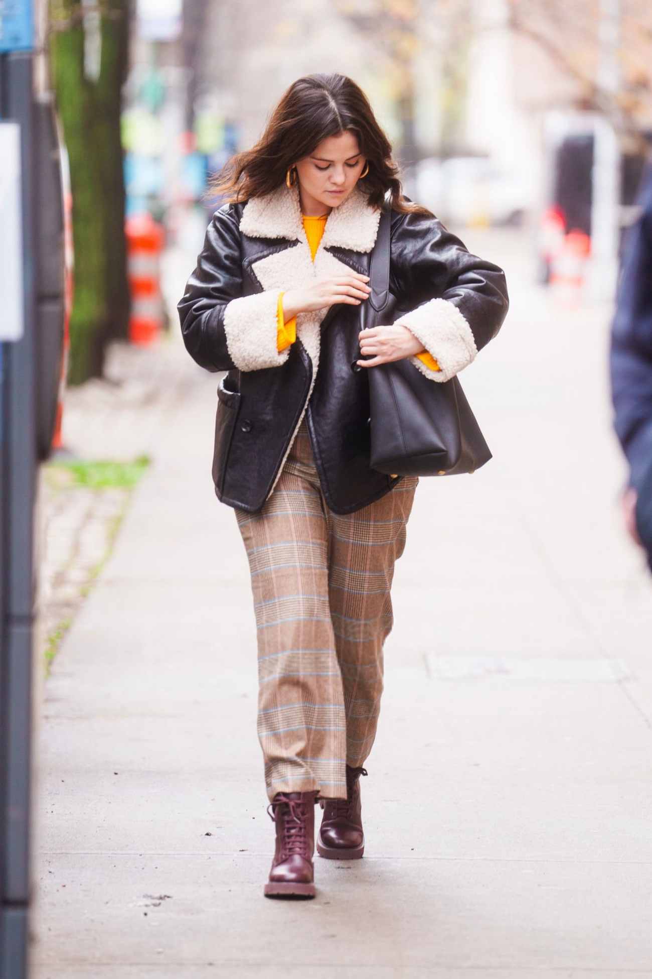 Selena_Gomez_-_is_seen_filming__Only_Murders_in_the_Building__in_Tribeca_on_April_122C_2024_in_New_York_City_06.jpg