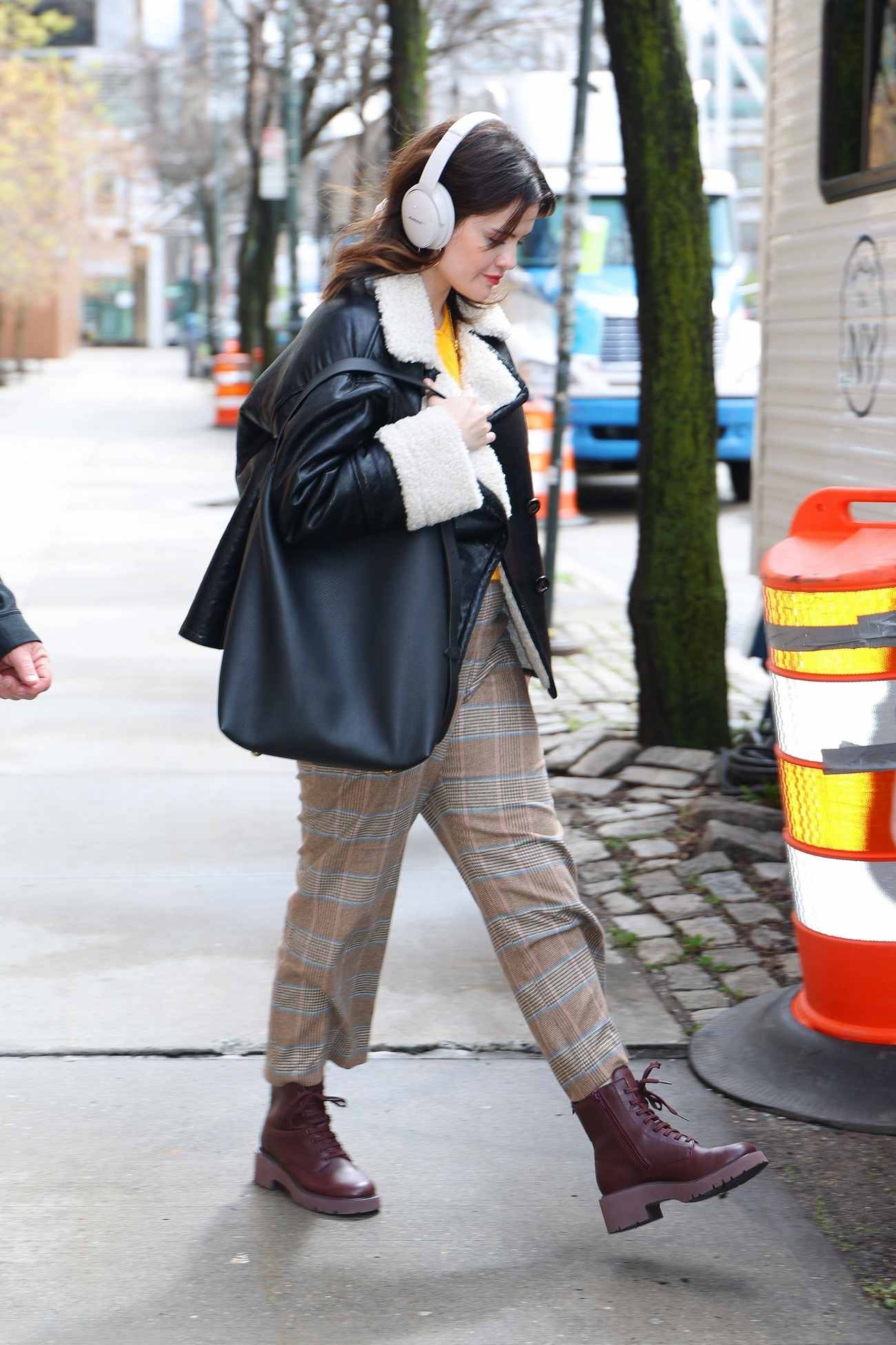 Selena_Gomez_-_is_seen_filming__Only_Murders_in_the_Building__in_Tribeca_on_April_122C_2024_in_New_York_City_14.jpg