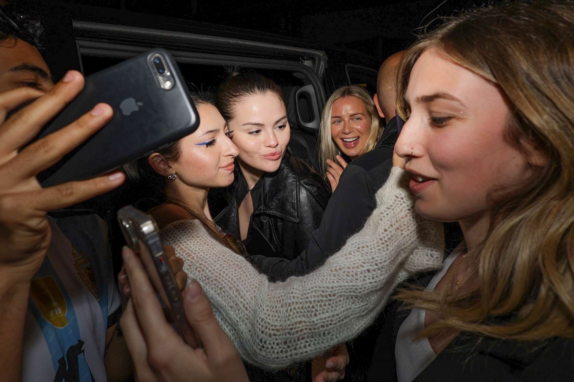 Selena_Gomez_-_is_spotted_during_a_night_out_in_Paris2C_France__0527202312.jpg