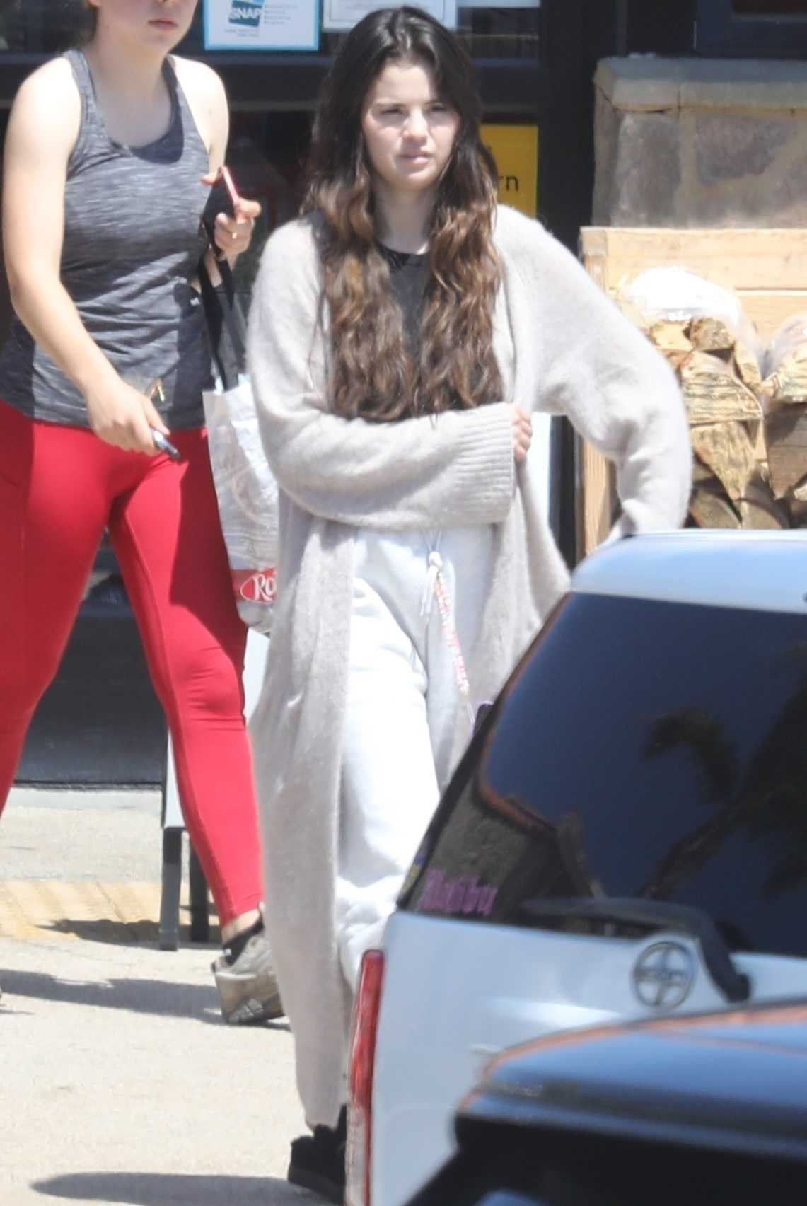 Selena_Gomez_-_joins_her_friends_during_a_grocery_run_in_Malibu2C_California__0529202205.jpg