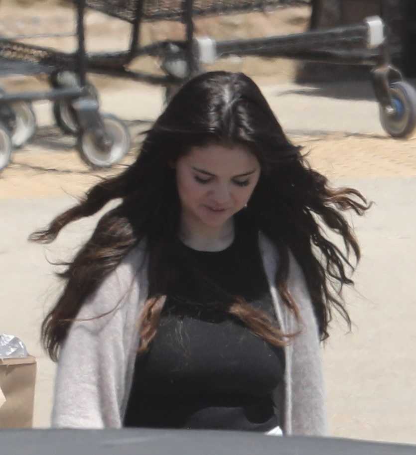 Selena_Gomez_-_joins_her_friends_during_a_grocery_run_in_Malibu2C_California__0529202207.jpg