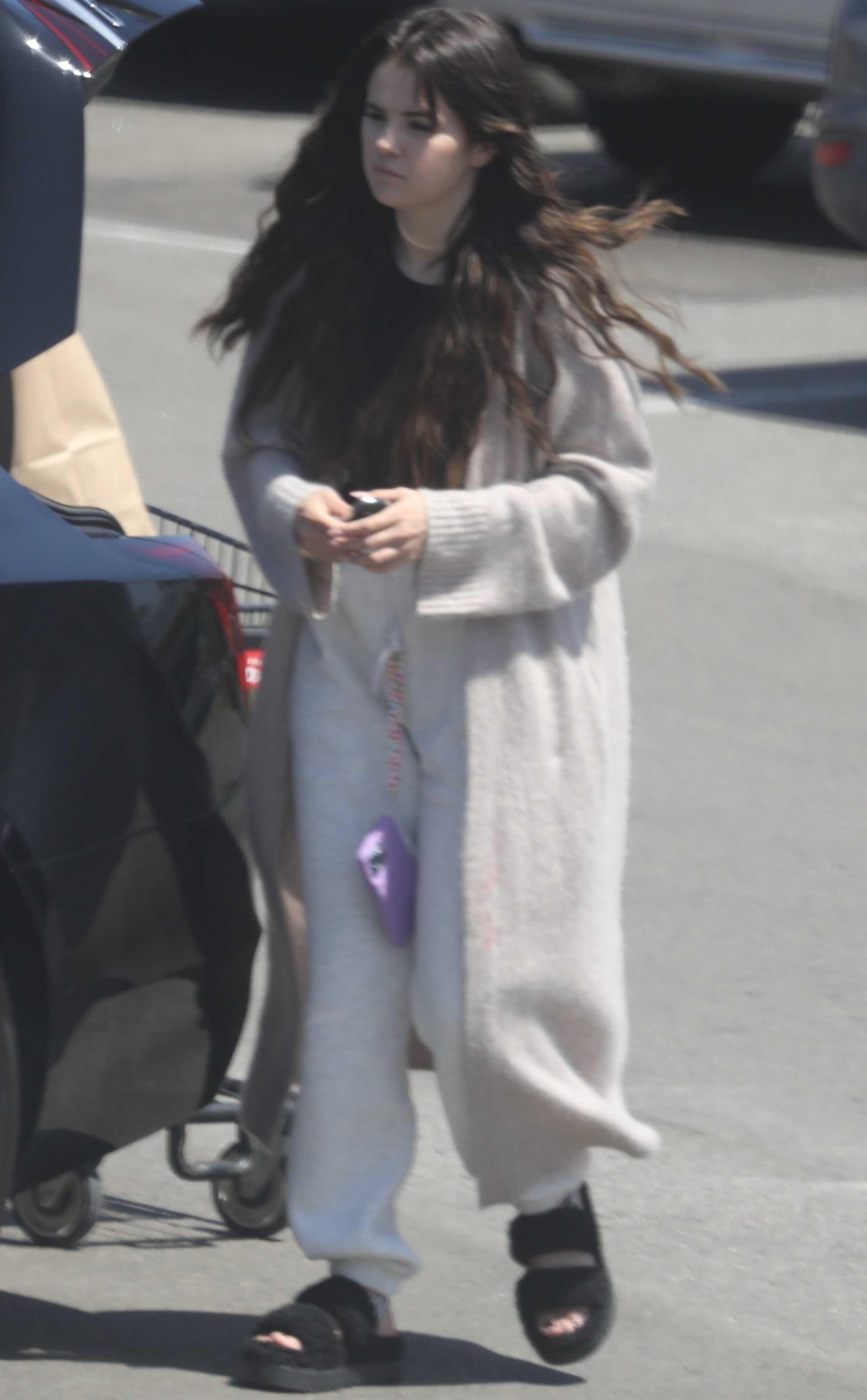 Selena_Gomez_-_joins_her_friends_during_a_grocery_run_in_Malibu2C_California__0529202214.jpg
