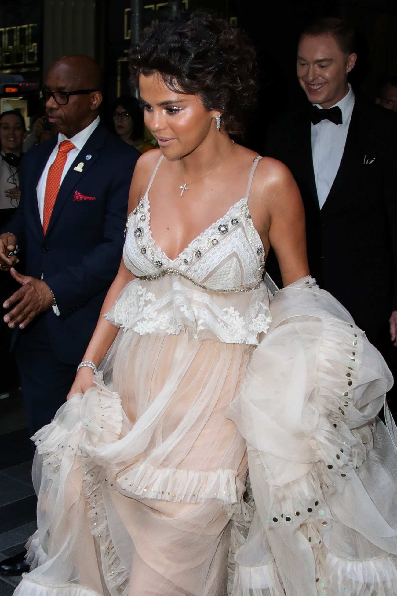Selena_Gomez_-_leaves_Carlyle_Hotel_on_May_7-01.jpg