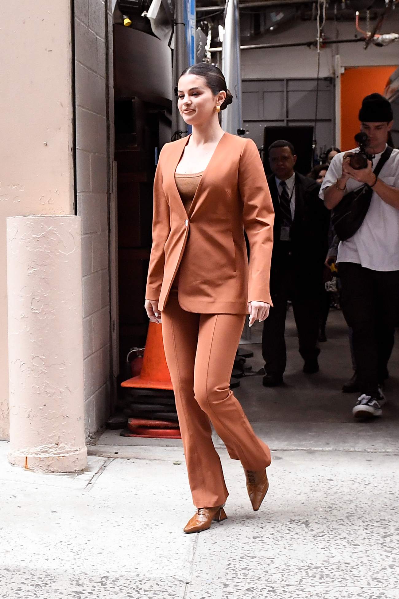 Selena_Gomez_-_leaves_Live_With_Kelly_and_Ryan_in_New_York_City2C_01132020-04.jpg