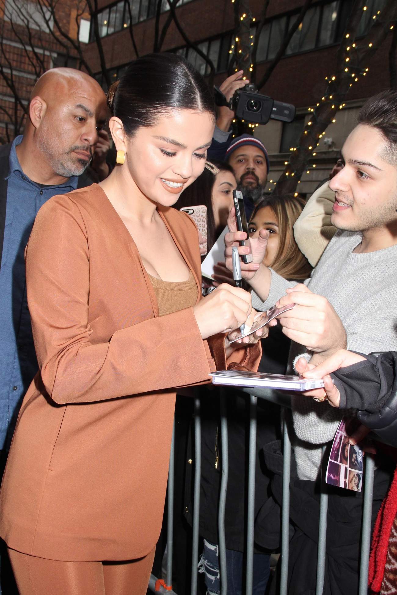 Selena_Gomez_-_leaves_Live_With_Kelly_and_Ryan_in_New_York_City2C_01132020-11.jpg