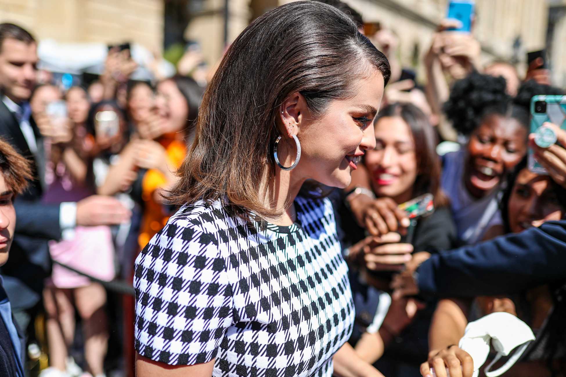 Selena_Gomez_-_leaves_the_Crillon_hotel_in_Paris2C_France__0708202203.jpg