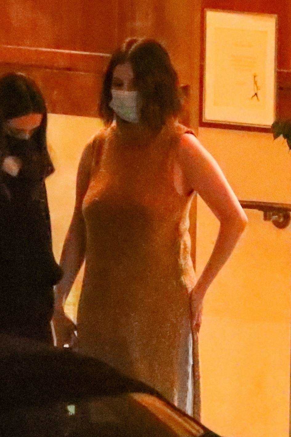 Selena_Gomez_-_leaving_Sunset_Tower_with_friends_in_Los_Angeles2C_California__1101202101.jpg