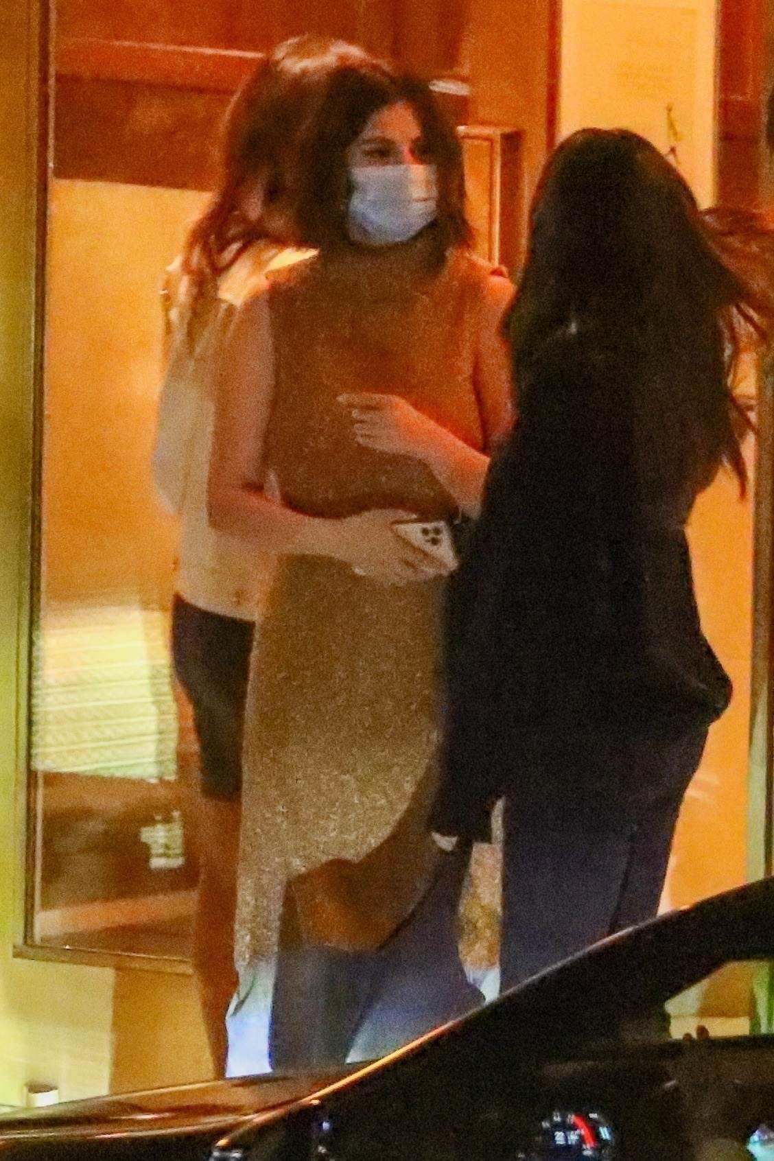Selena_Gomez_-_leaving_Sunset_Tower_with_friends_in_Los_Angeles2C_California__1101202102.jpg