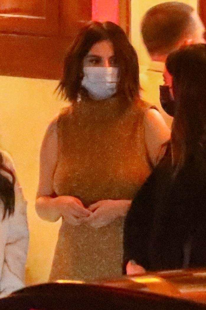 Selena_Gomez_-_leaving_Sunset_Tower_with_friends_in_Los_Angeles2C_California__1101202103.jpg