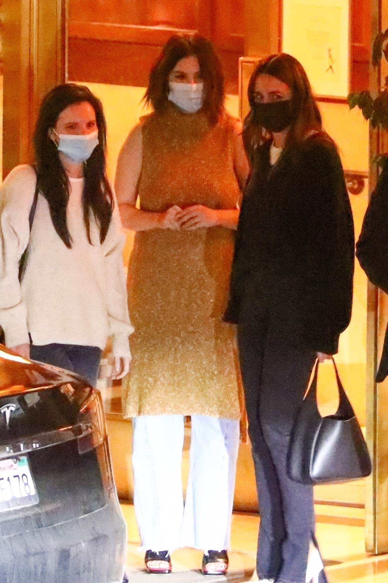 Selena_Gomez_-_leaving_Sunset_Tower_with_friends_in_Los_Angeles2C_California__1101202105.jpg