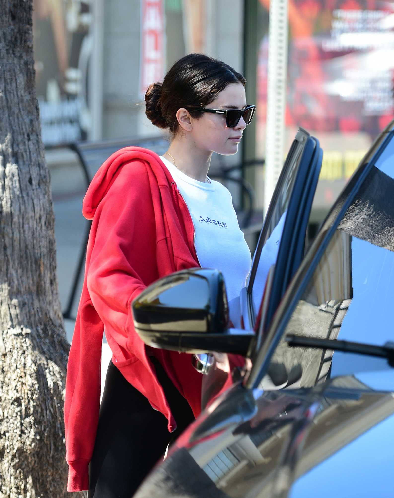 Selena_Gomez_-_leaving_a_gym_after_a_workout_session_in_LA_August_292C_2019-01.jpg