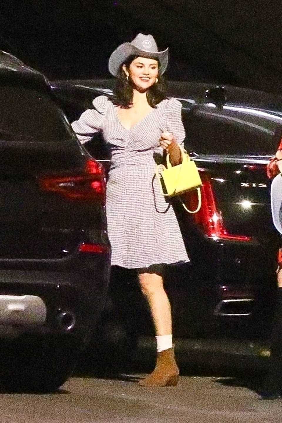 Selena_Gomez_-_leaving_the_Greek_theater_with_friends_after_a_night_out_in_LA_August_262C_2019-03.jpg