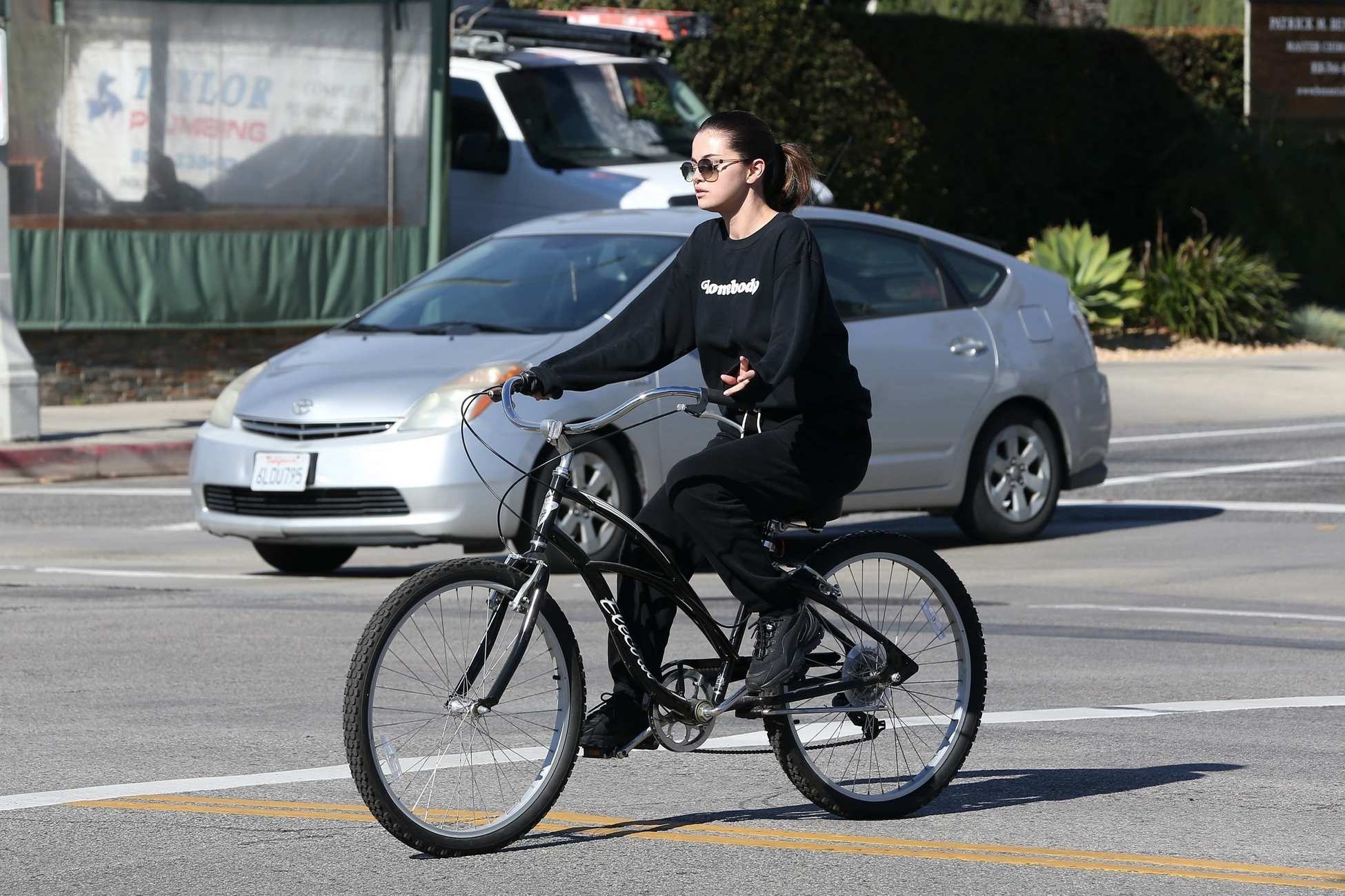 Selena_Gomez_-_out_for_a_morning_bike_with_a_friend_in_Studio_City2C_CA__01242020-12.jpg