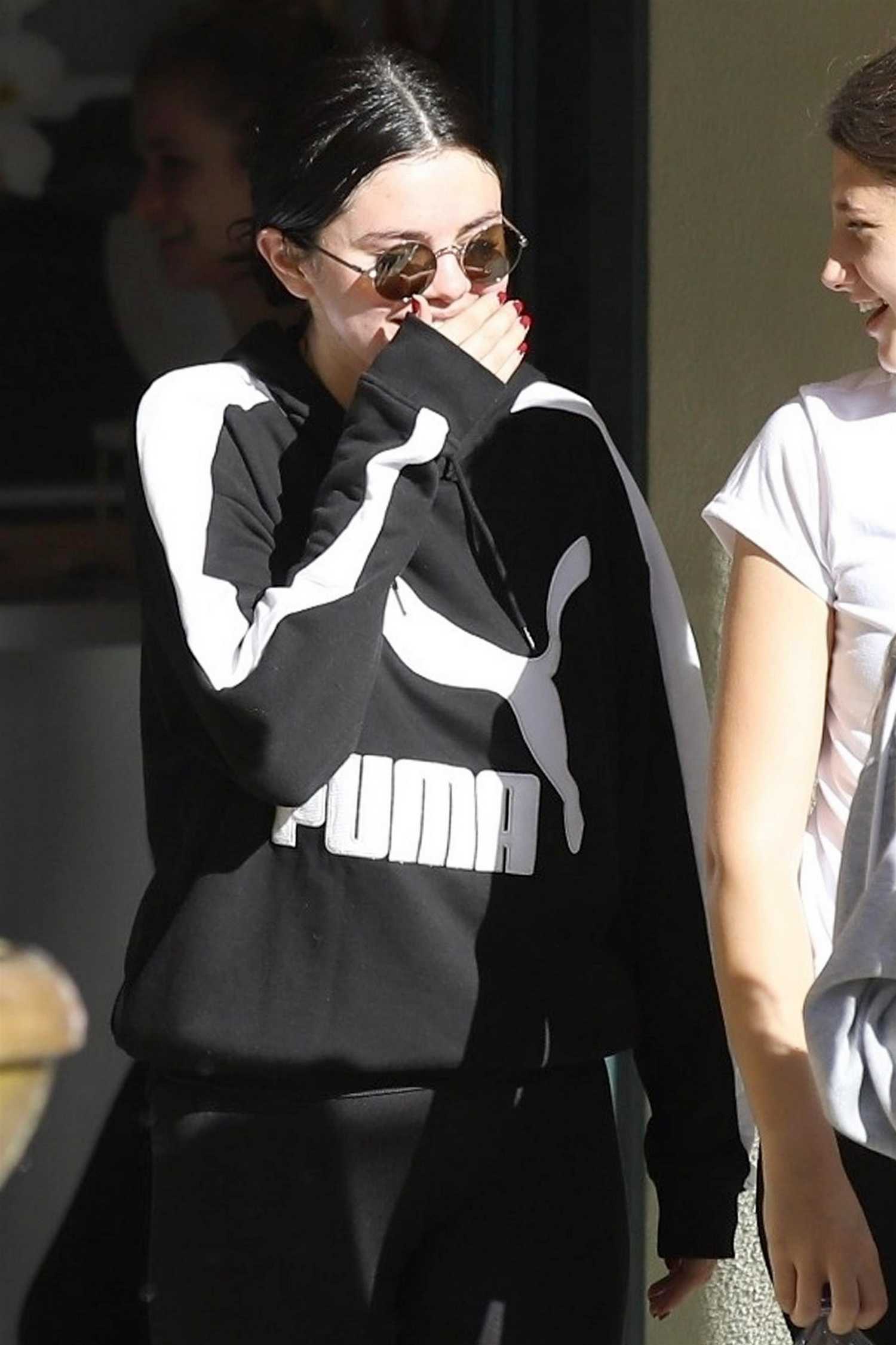 Selena_Gomez_-_out_for_a_morning_pilates_session_with_friends_in_Hollywood_12272018-02.jpg