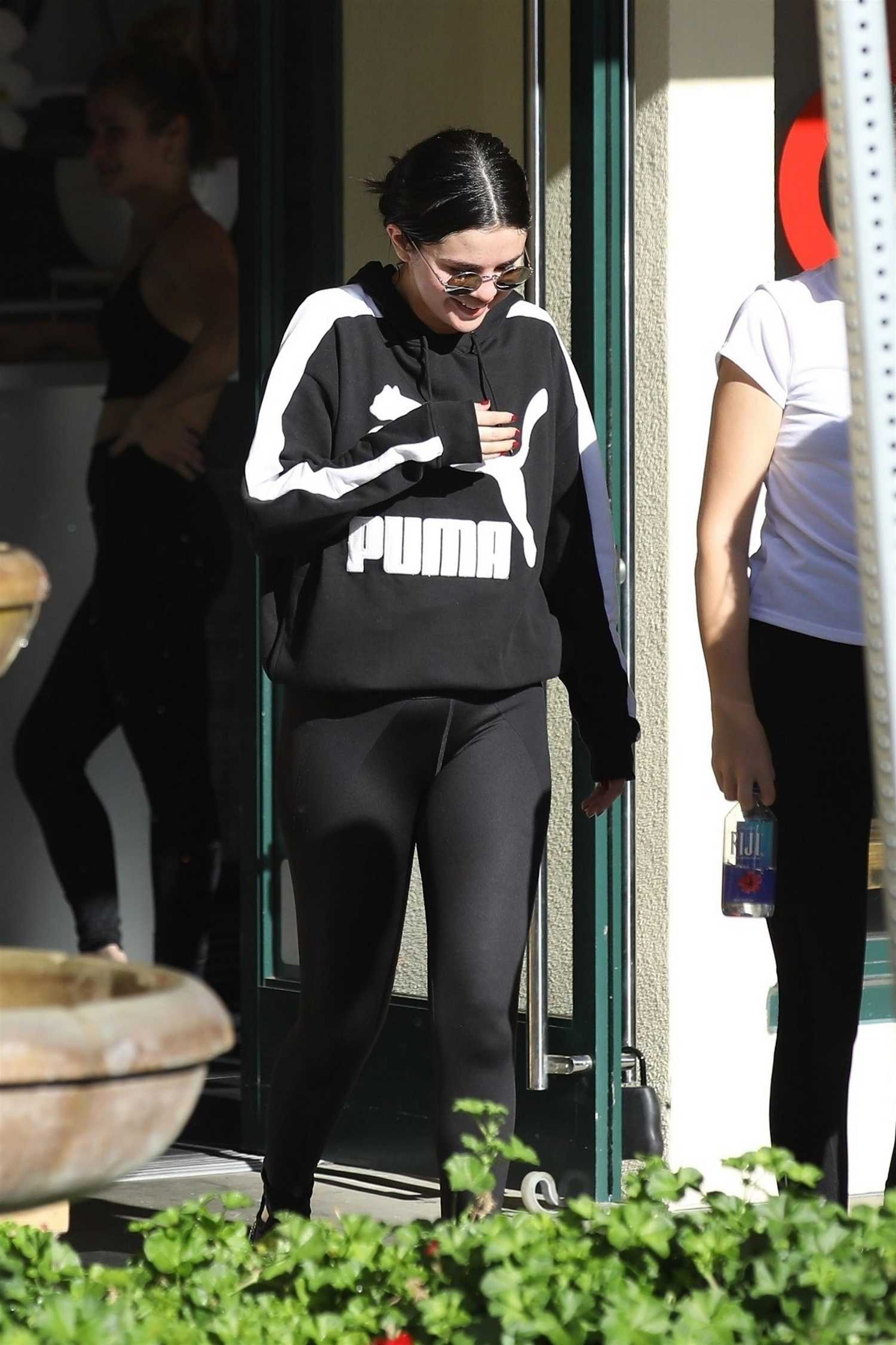 Selena_Gomez_-_out_for_a_morning_pilates_session_with_friends_in_Hollywood_12272018-03.jpg