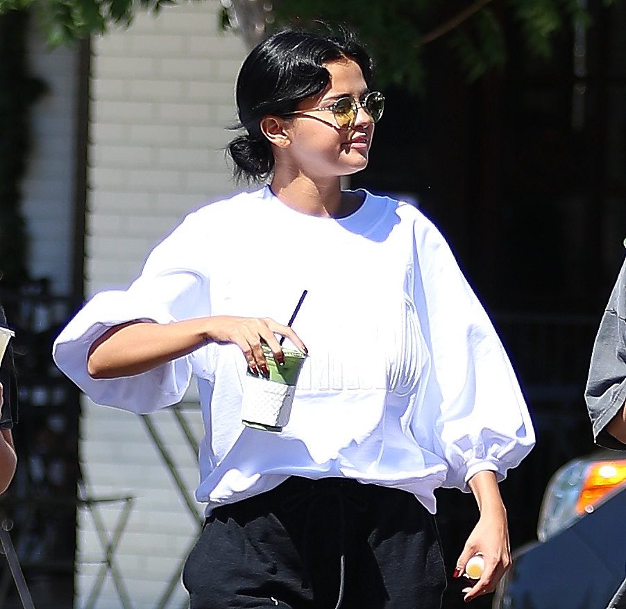 Selena_Gomez_-_out_in_Studio_City2C_September_222C_2018-01.jpg