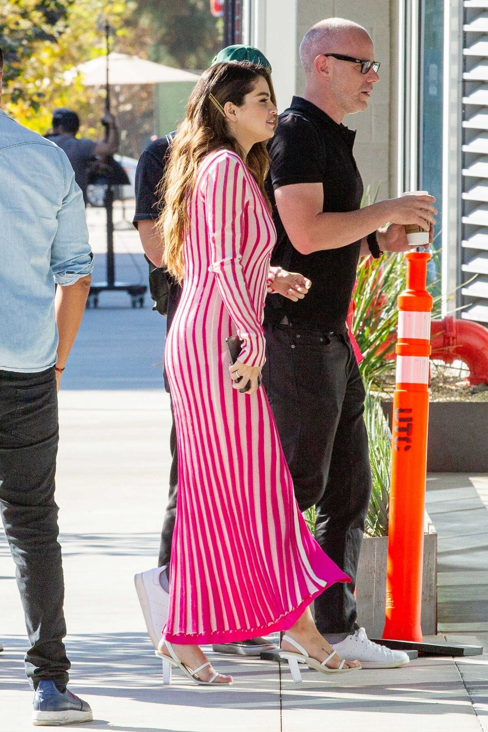 Selena_Gomez_-_outside_Los_Angeles_radio_stations_to_promote_her_new_music_October_242C_2019-09.jpg