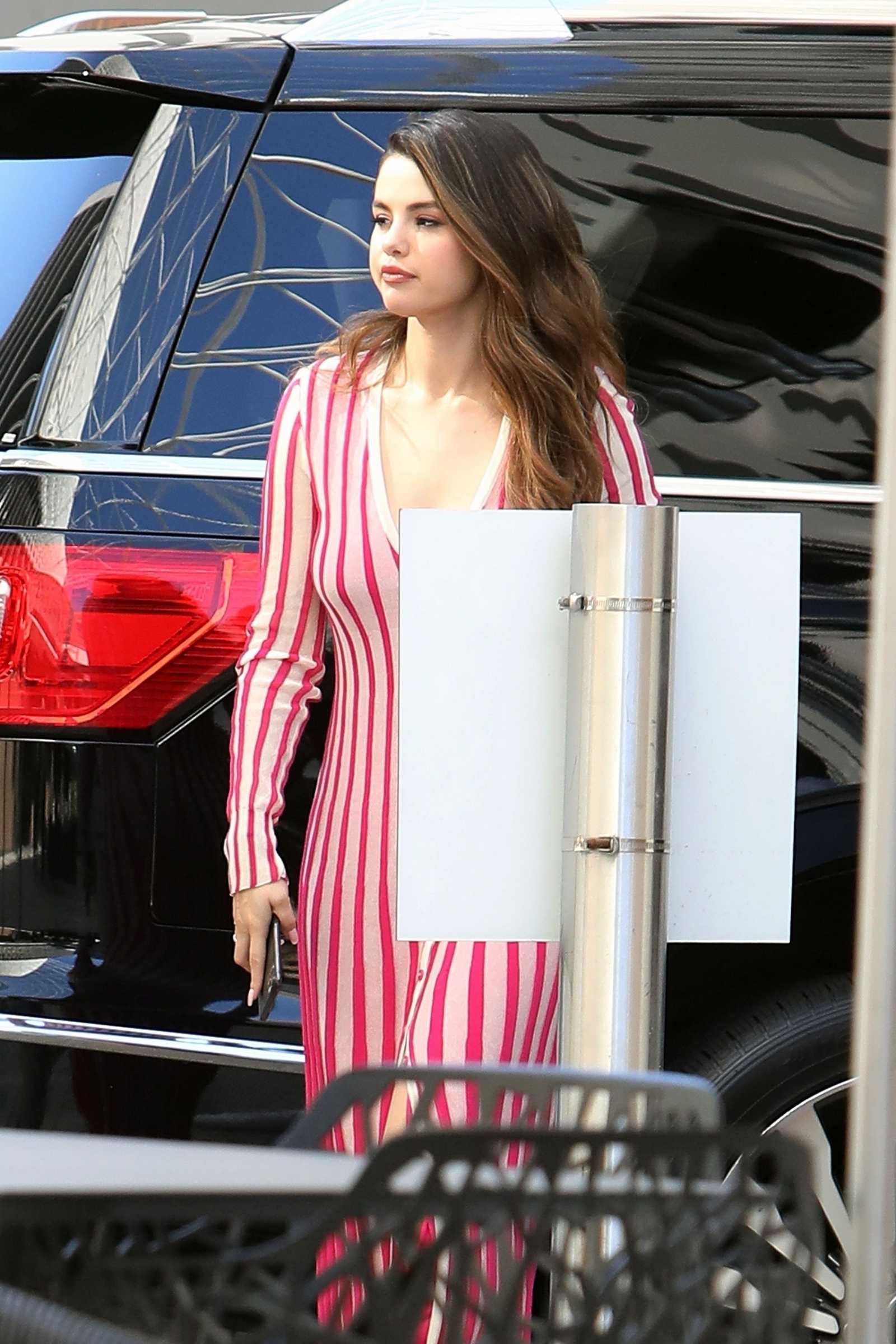 Selena_Gomez_-_outside_Los_Angeles_radio_stations_to_promote_her_new_music_October_242C_2019-15.jpg