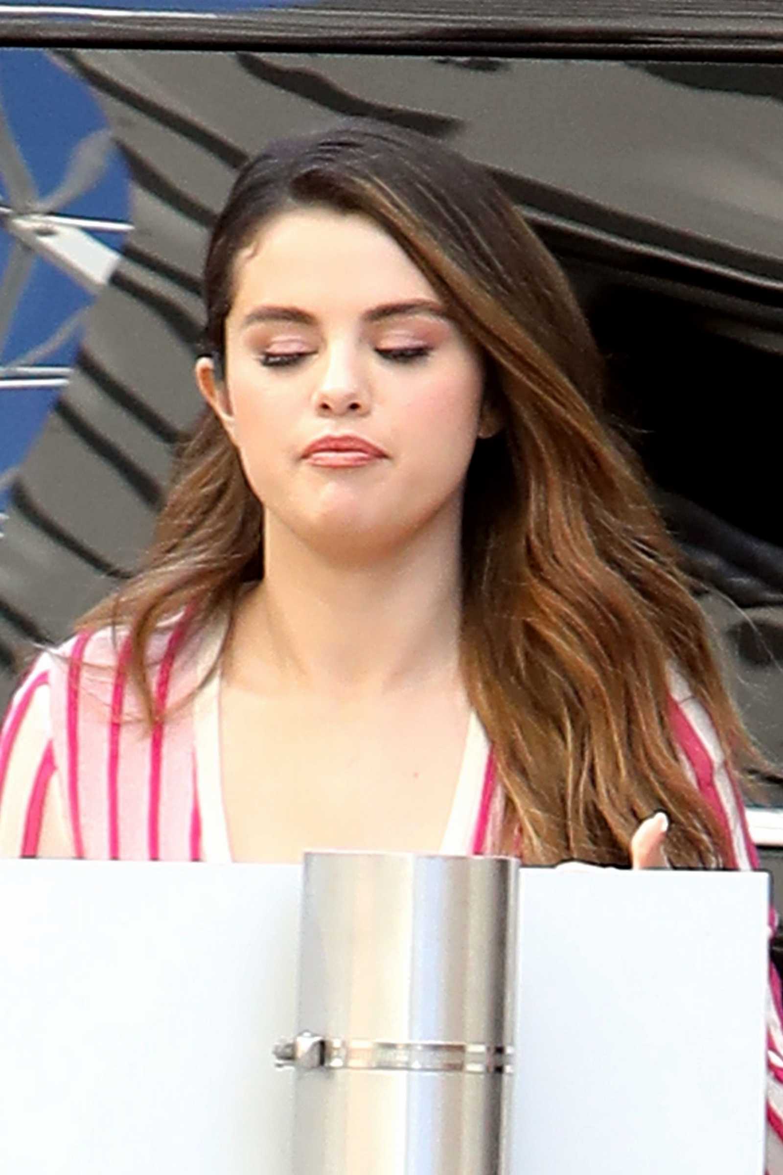 Selena_Gomez_-_outside_Los_Angeles_radio_stations_to_promote_her_new_music_October_242C_2019-16.jpg
