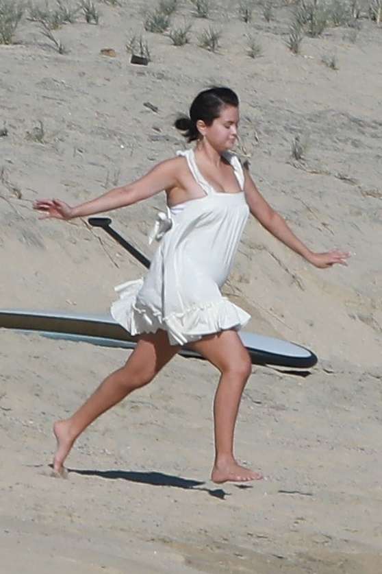 Selena_Gomez_-_rings_the_new_Year_on_the_beach_in_Cabo2C_Mexico__0102202301.jpg