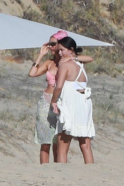 Selena_Gomez_-_rings_the_new_Year_on_the_beach_in_Cabo2C_Mexico__0102202304.jpg