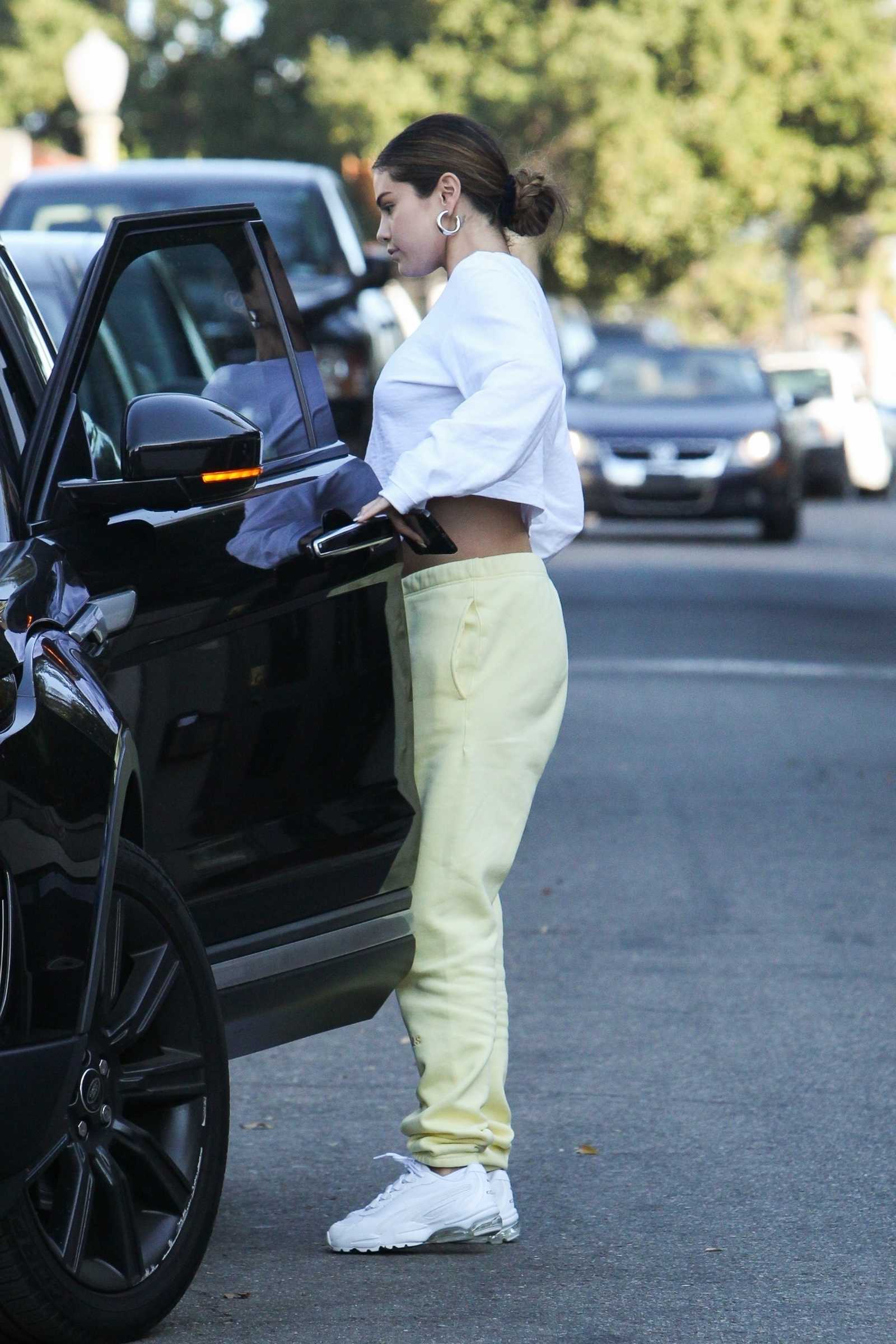 Selena_Gomez_-_rocks_a_casual_look_to_visit_a_friend_in_Los_Angeles2C_CA__10122019-03.jpg