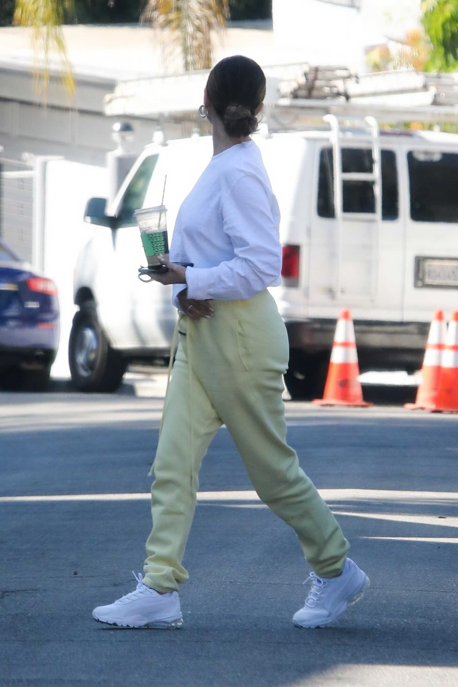 Selena_Gomez_-_rocks_a_casual_look_to_visit_a_friend_in_Los_Angeles2C_CA__10122019-06.jpg