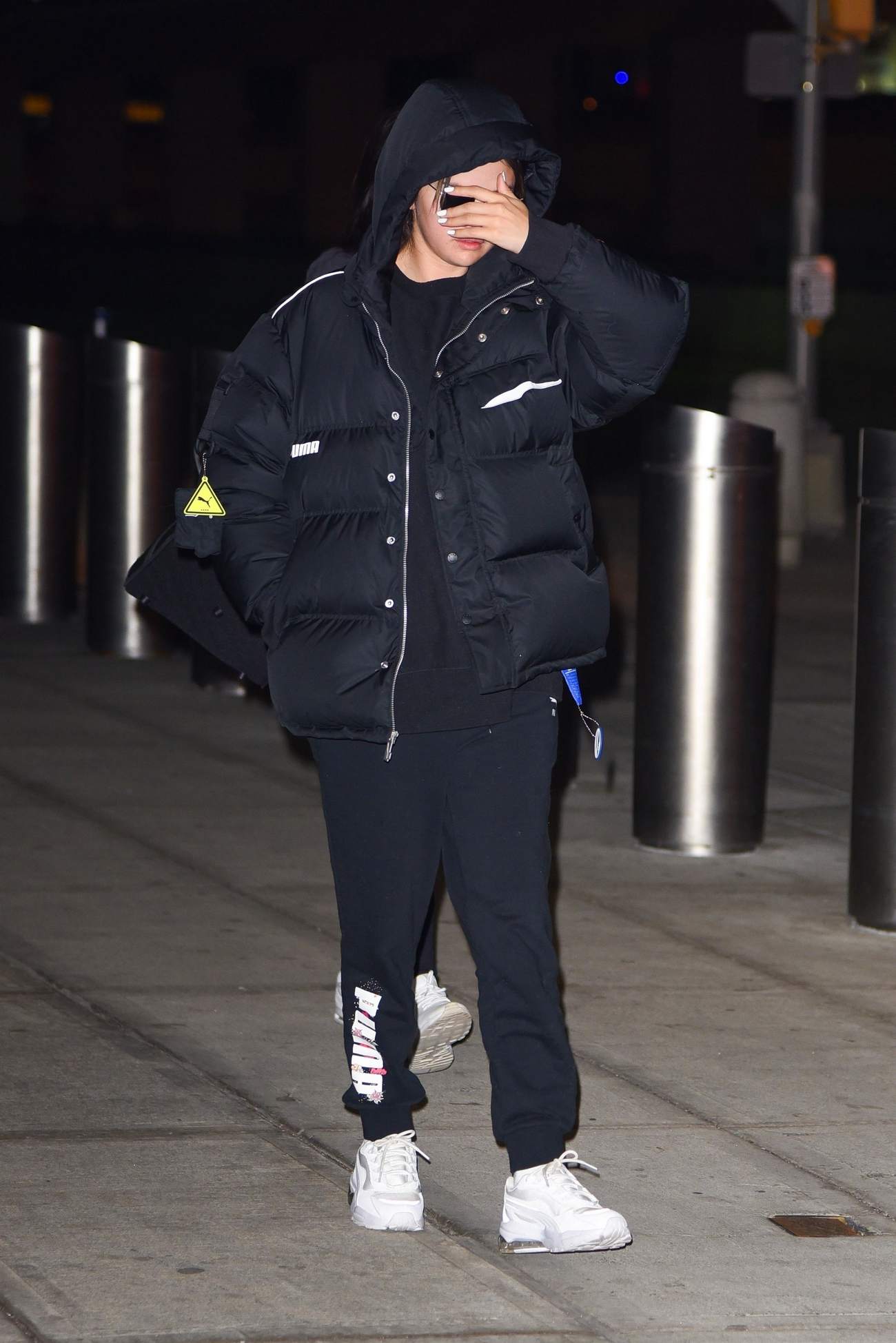 Selena_Gomez_-_seen_arriving_at_JFK_Airport_in_New_York2C_01122020-02.jpg