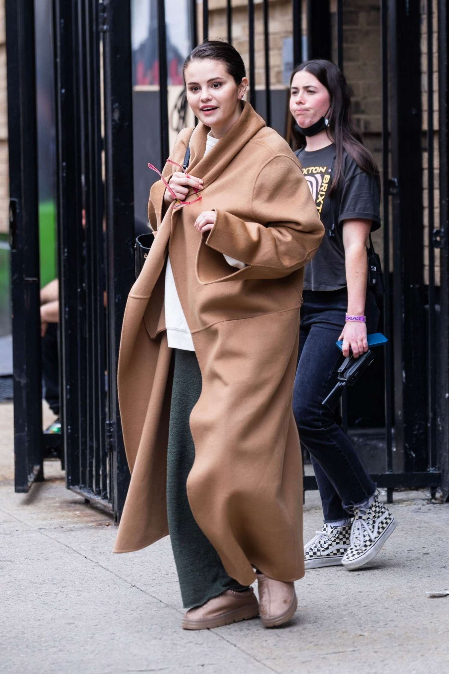 Selena_Gomez_-_seen_filming_Only_Murders_in_the_Building_in_New_York_City_-_April_62C_202302.jpg