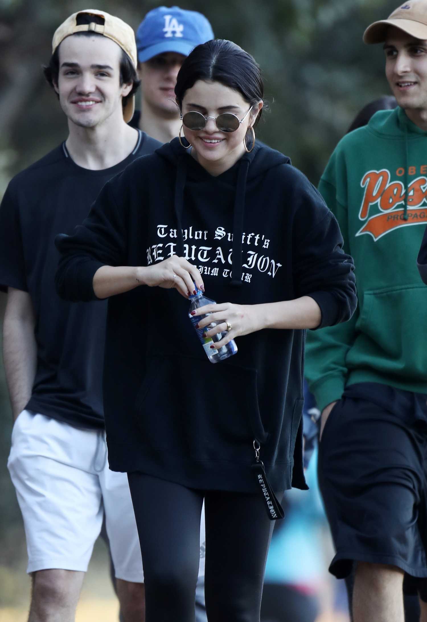 Selena_Gomez_-_seen_hiking_in_LA_01042019-02.jpg