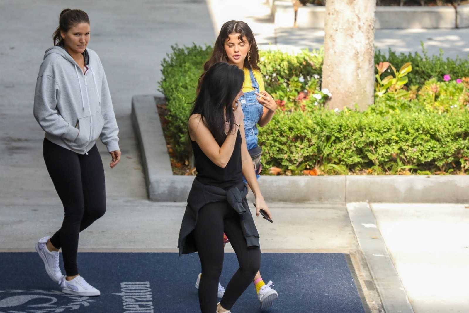 Selena_Gomez_-_seen_leaving_the_Sheraton_in_LA_on_August_19-03.jpg
