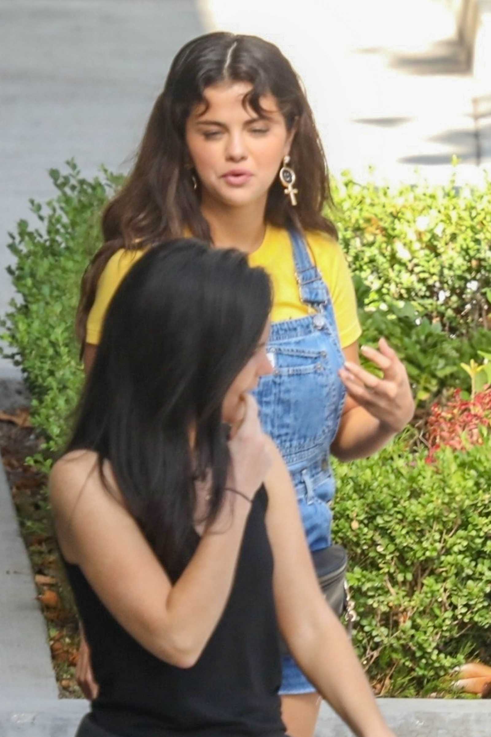 Selena_Gomez_-_seen_leaving_the_Sheraton_in_LA_on_August_19-05.jpg