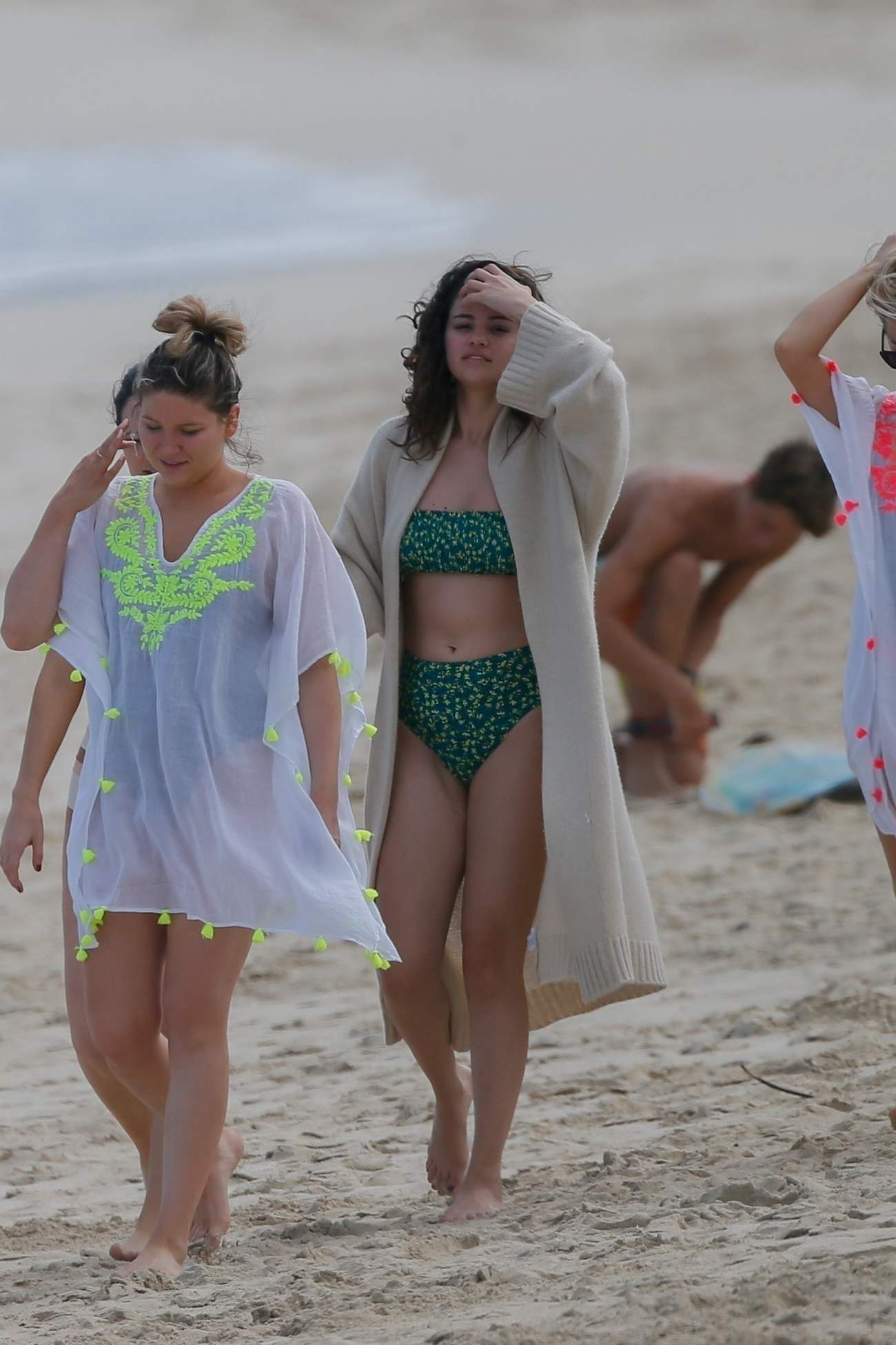 Selena_Gomez_-_seen_on_the_beach_in_Honolulu2C_HI__01012020-08.jpg