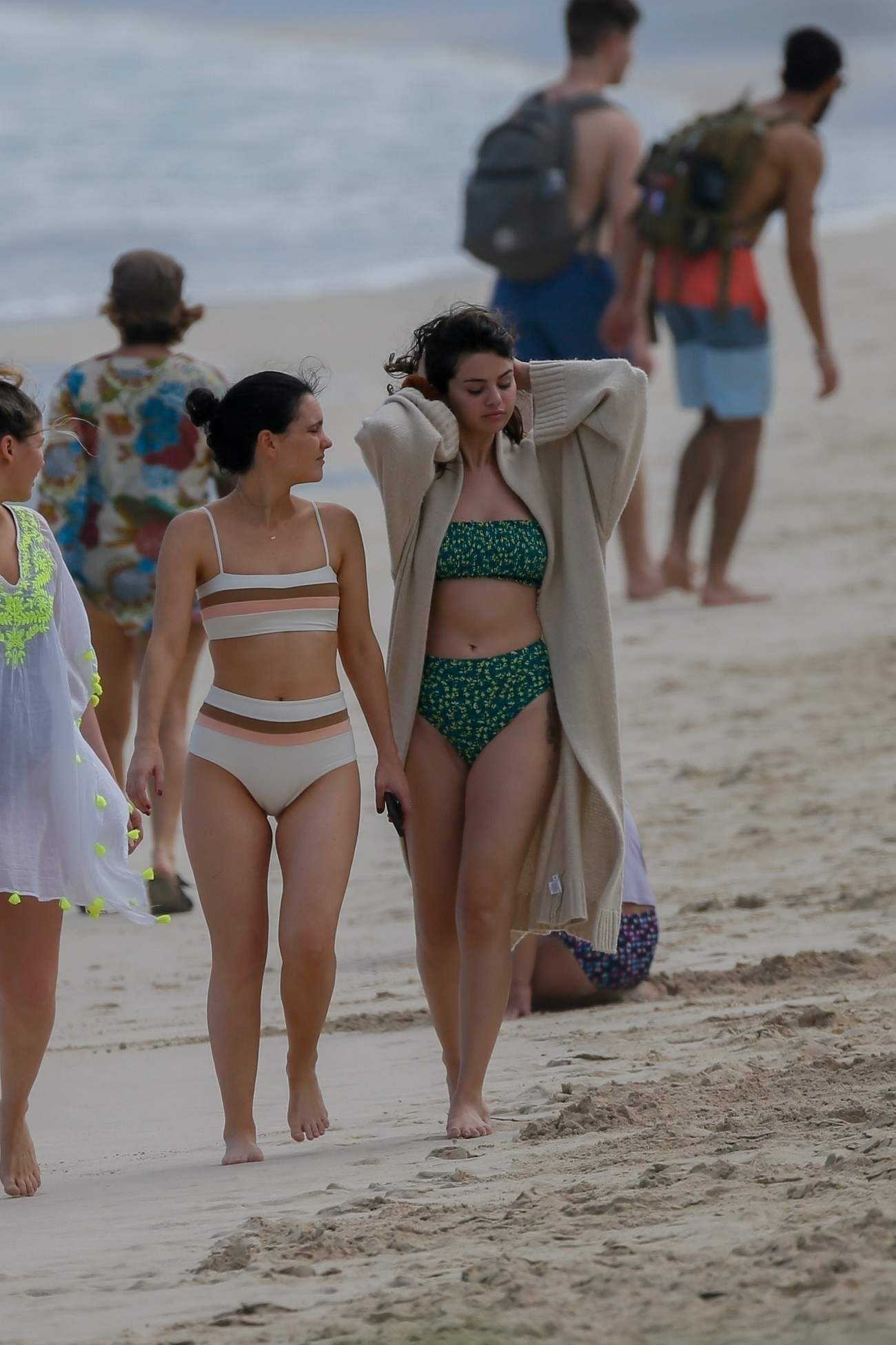 Selena_Gomez_-_seen_on_the_beach_in_Honolulu2C_HI__01012020-10.jpg
