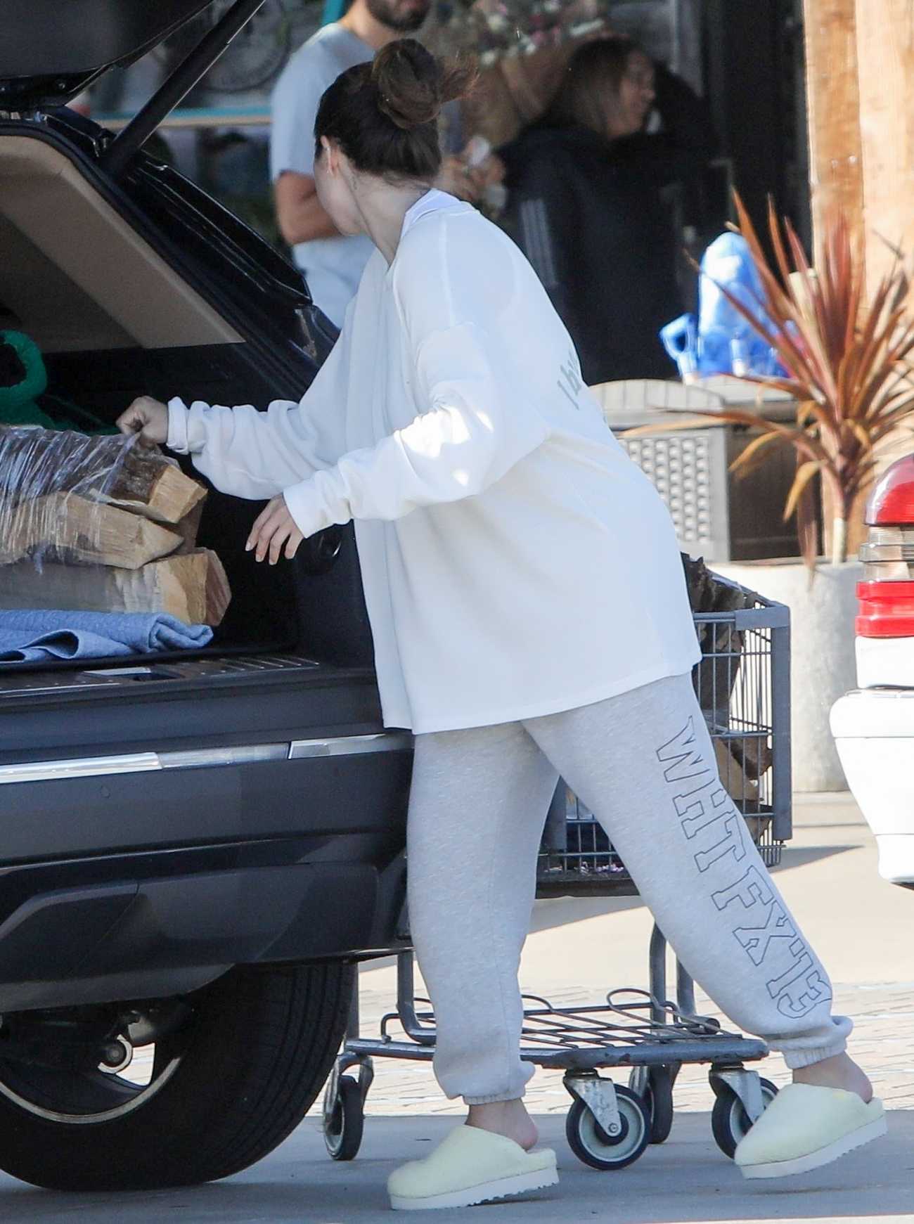 Selena_Gomez_-_seen_out_to_buy_Duraflame_and_firewood_in_Malibu2C_California__0617202206.jpg