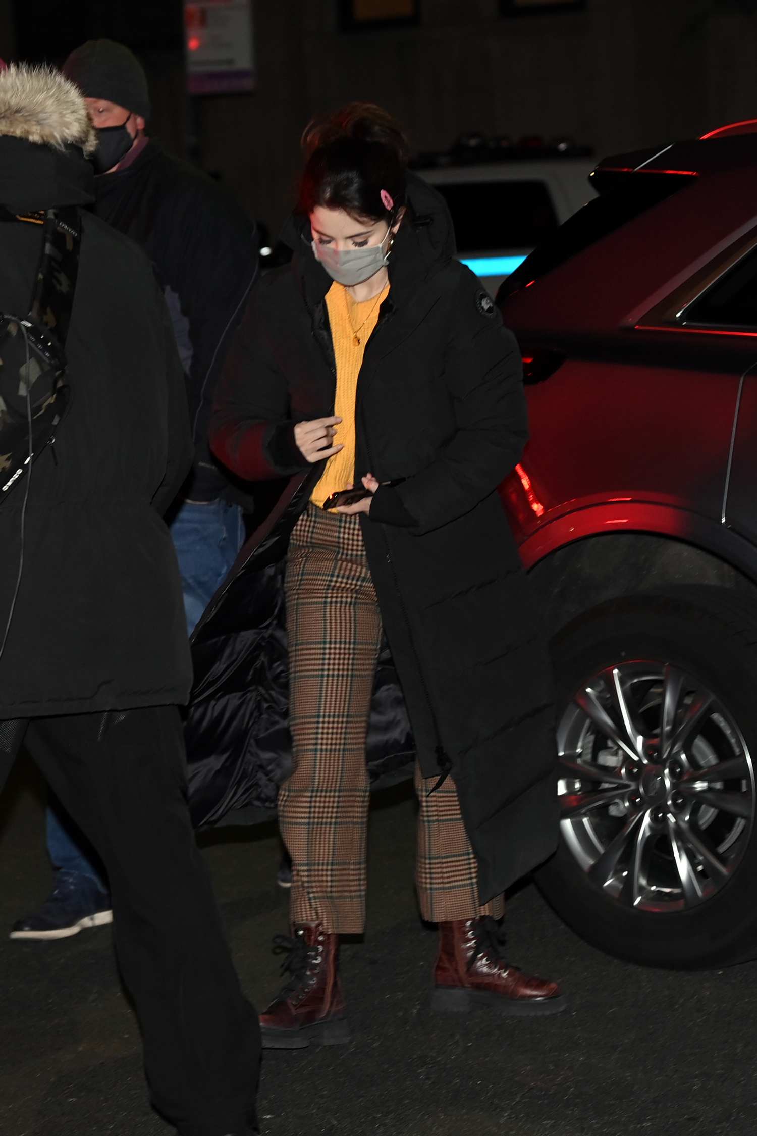 Selena_Gomez_-_seen_shooting_on_location_for_Only_Murders_in_the_building_in_New_York2C_01172021_17.jpg