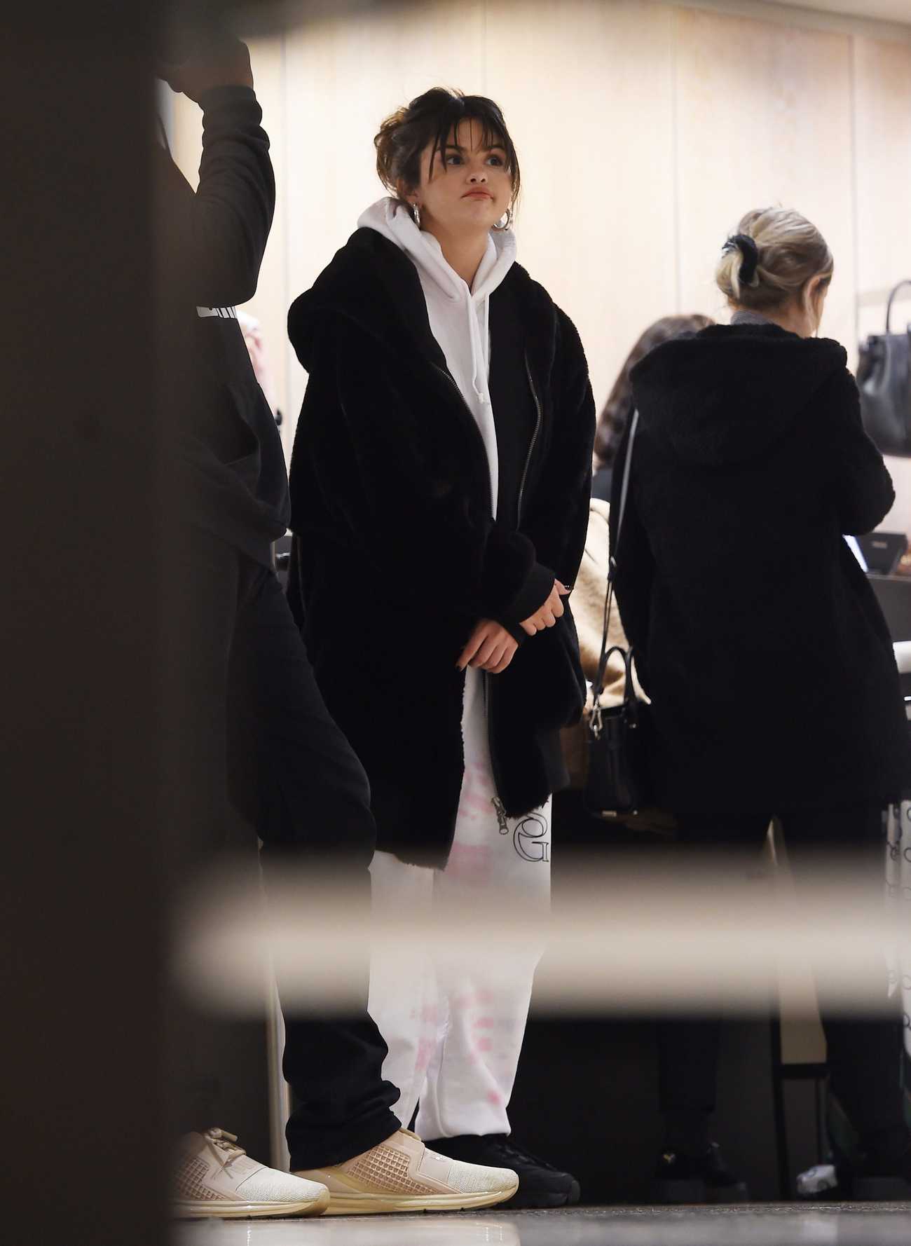 Selena_Gomez_-_seen_shopping_in_Covent_Garden_London_in_London2C_England__12112019-01.jpg