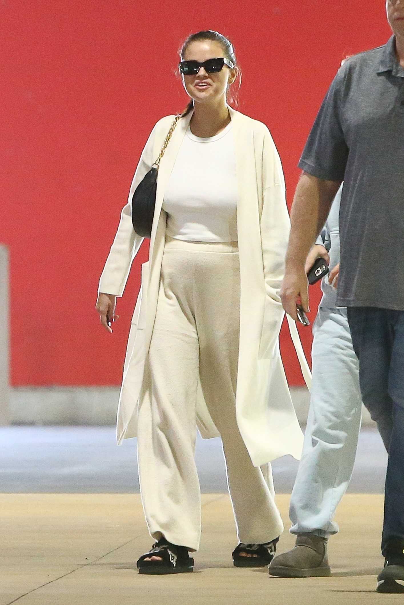 Selena_Gomez_-_shopping_at_Target_in_West_Palm_Beach2C_Florida__1126202201.jpg