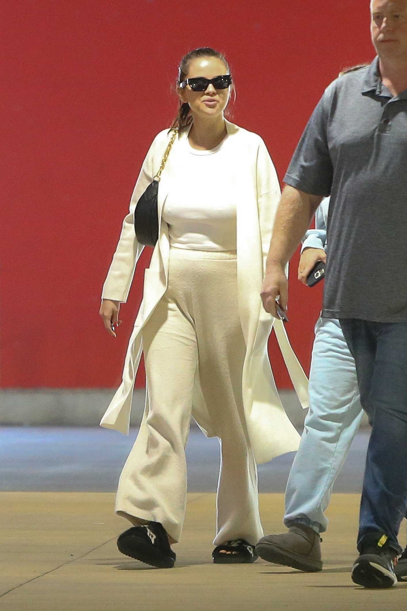 Selena_Gomez_-_shopping_at_Target_in_West_Palm_Beach2C_Florida__1126202204.jpg