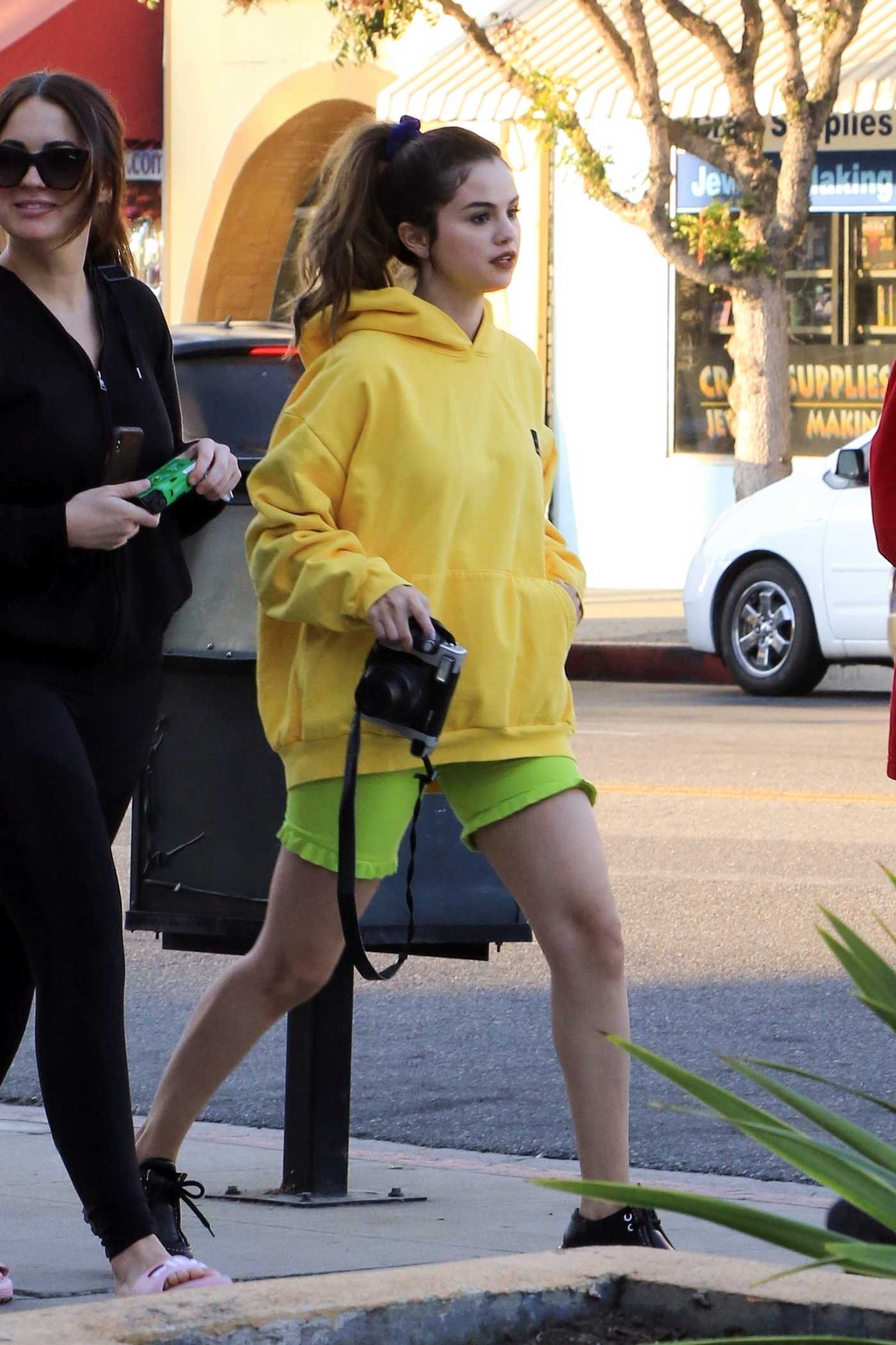 Selena_Gomez_-_shops_with_friends_at_Gelson_s_in_Los_Angeles2C_CA__11062019-02.jpg