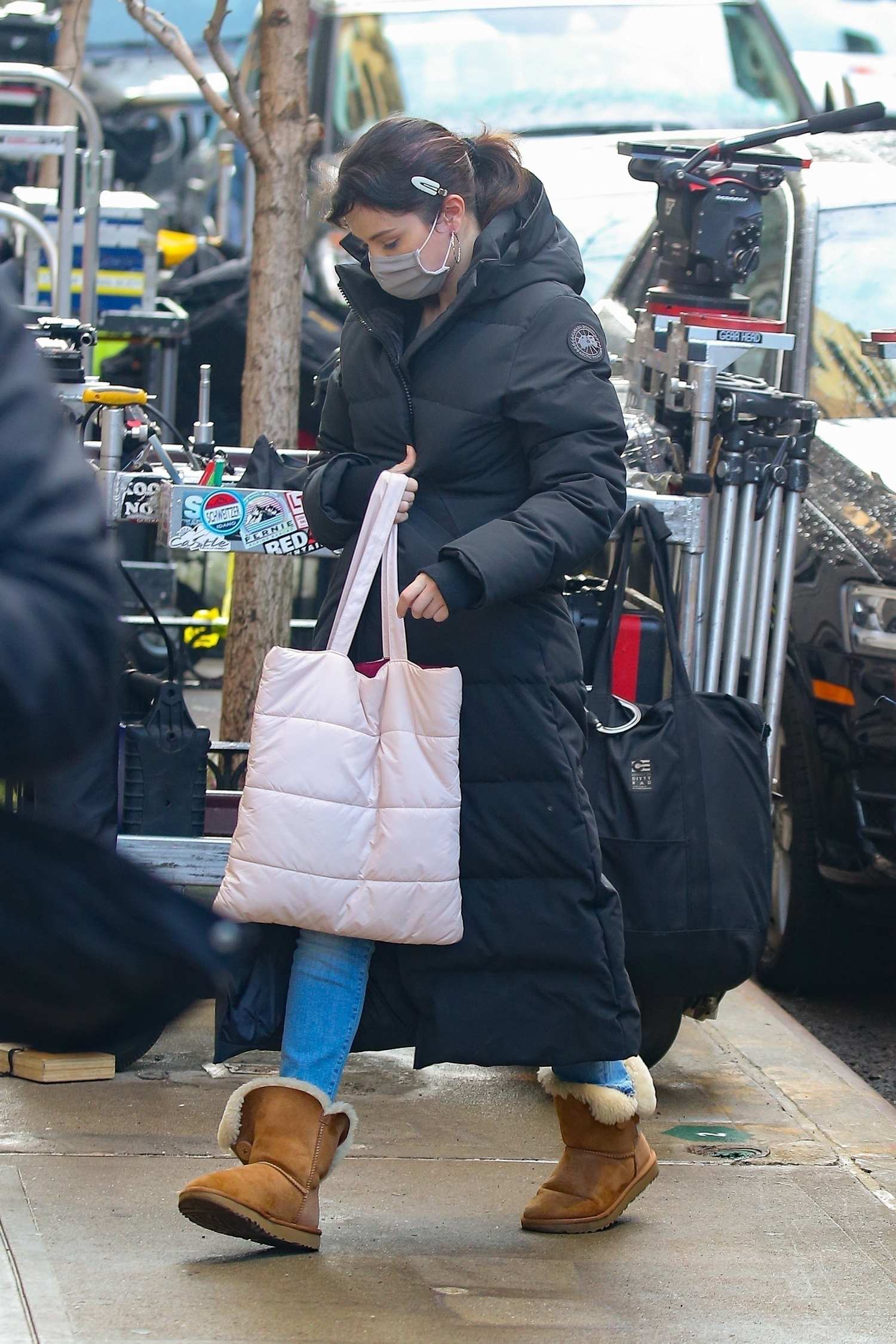 Selena_Gomez_-_spotted_on_the_set_of__Only_Murders_in_the_Building__in_New_York2C_01202021_03.jpg