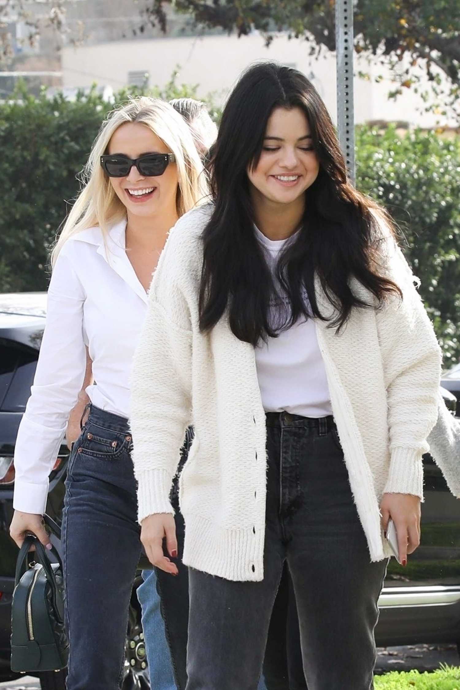 Selena_Gomez_-_steps_out_for_lunch_with_friends_in_Los_Angeles_12232018-06.jpg